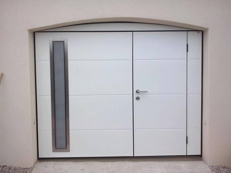 Porte de garage avec portillon intégré blanc et imposte cintrée gamme décors inox avec hublot LineS
