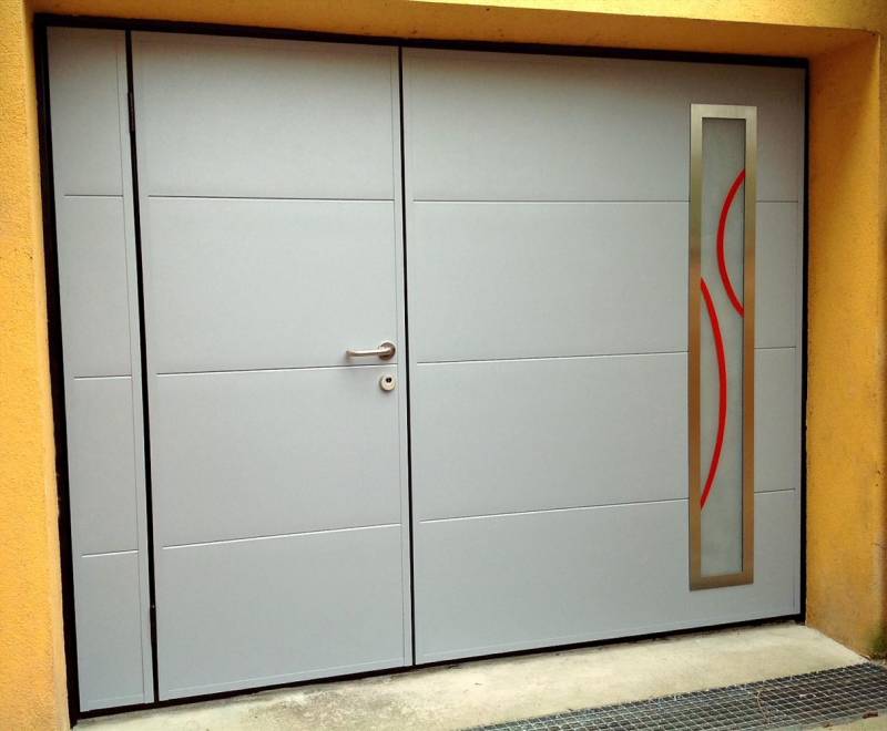 Porte de garage avec portillon intégré blanc gamme décors inox avec hublot Sigma motif fusing rouge