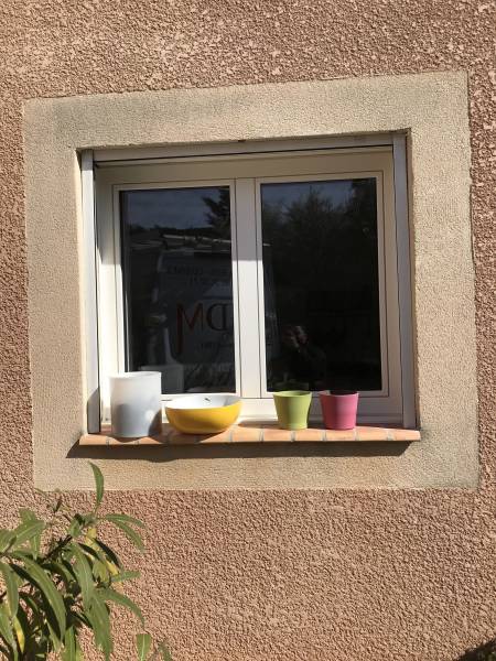 Pose d'une fenêtre 2 vantaux en aluminium avec dormant plan uni dans le 84 (Caumont sur Durance) proche de Vedène
