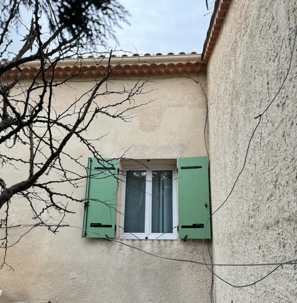 Rénovation de volet battant vert pâle en composite avec fibre de verre près de Plan de cuques (Allauch)