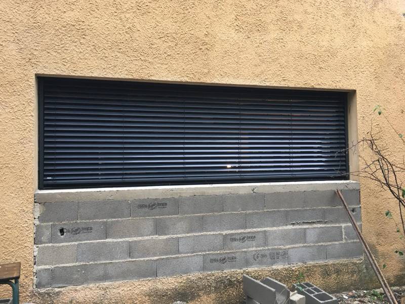 Pose de brise soleil à lames orientables en aluminium motorisé anthracite à Mondragon proche de Bollène (84)