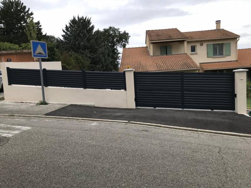 Installation d'un portail en aluminium gris anthracite pour terrain en pente avec clôture en aluminium assortie à Les granges gontardes près de Montélimar (26)