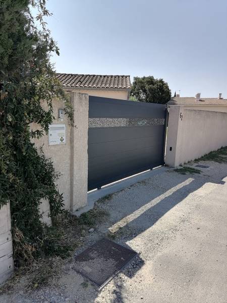 Portail coulissant sur rail en alu anthracite avec motif dans le Vaucluse