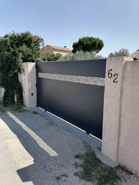 Installation d'un portail coulissant en alu 7016 sur mesure de plus de 3 mètres dans le 84