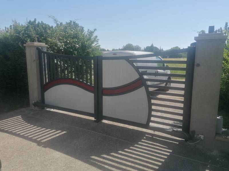Installation d'un portail battant sur mesure semi ajouré motorisé dans le 84 (Athen des paluds) Avignon