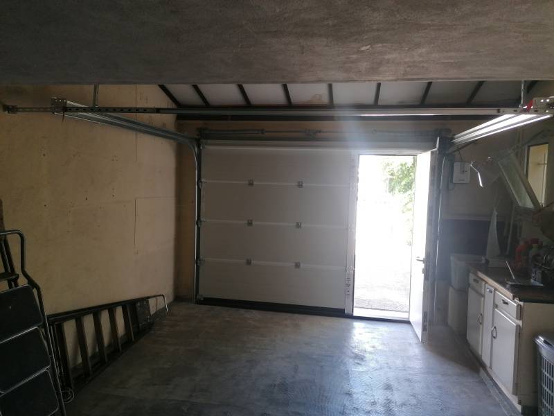 Changer sa porte de garage par une porte de garage motorisée sectionnelle avec portillon intégré ouverture intérieure dans le Vaucluse (Le pontet) 84