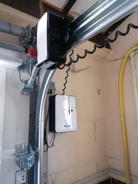 Porte de garage sur mesure sectionnelle sur mesure motorisée avec portillon proche de Vedène (84)