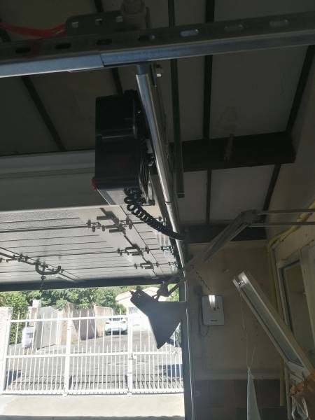 Mise en place d'une porte de garage sectionnelle sur mesure motorisée avec portillon ouverture intérieure prsè de Morières les Avignon (Le Pontet) 84