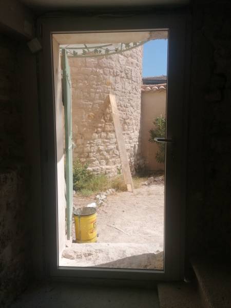 Rénovation de fenêtres avec petits-bois et porte d'entrée vitrée en aluminium haut de gamme à Velleron proche de l'Isle sur la Sorgue (84)