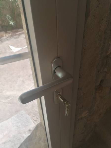 Rénovation de fenêtres avec petits-bois et porte d'entrée vitrée en aluminium haut de gamme à Velleron proche de l'Isle sur la Sorgue (84)