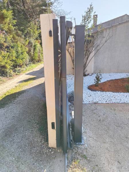 Pose d'un portail coulissant en alu gris anthracite à lames persiennes dans le 84 (Vedène) près d'Avignon
