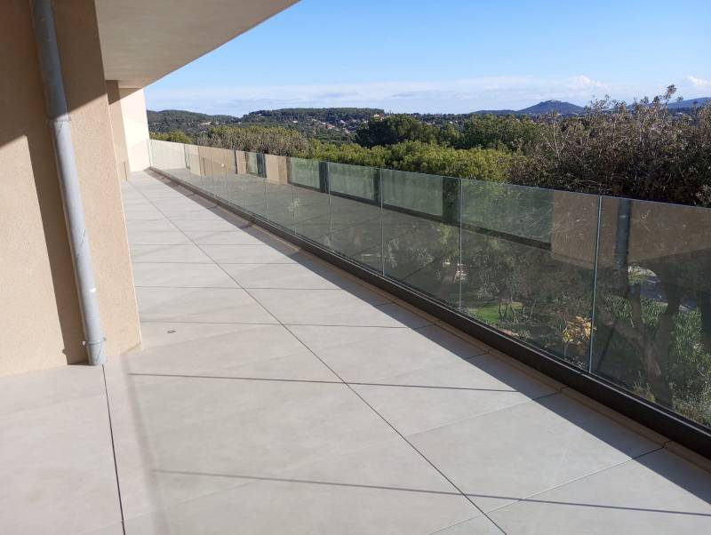 Garde-corps en verre pour maison contemporaine proche de la mer à Bandol