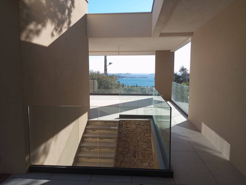 Pose en neuf de baie vitrée coulissante à ouvrant caché à Bandol proche de Sanary sur Mer en aluminium Technal noir sablé