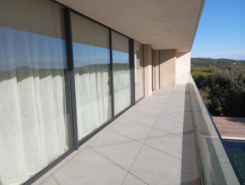 Installation de baie vitrée 4 vantaux en aluminium dans le Var (Bandol)