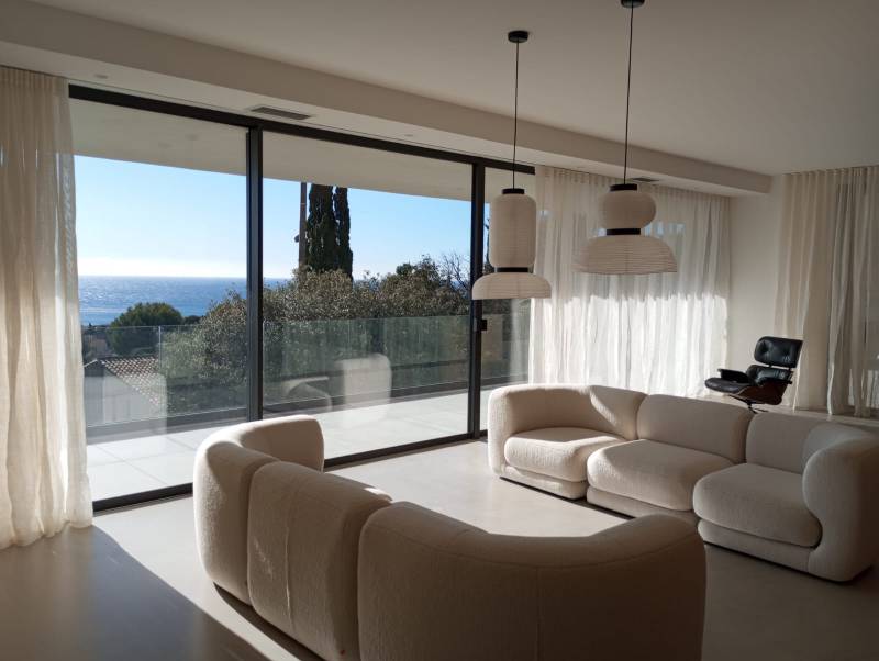 Pose de baie vitrée coulissante grande dimension en aluminium noir sablé dans le 83 (Bandol)