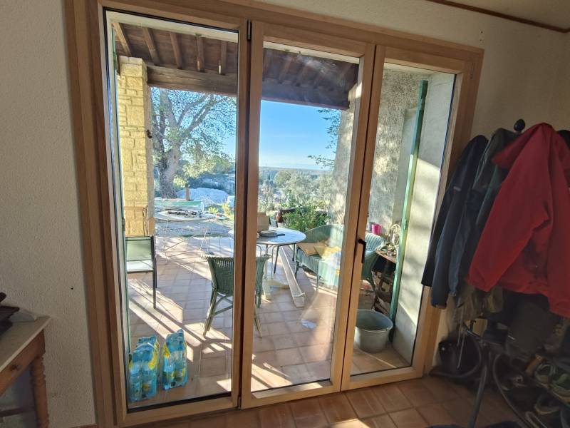 Pose en rénovation d'une porte-fenêtre 2 vantaux avec partie fixe en bois alu à Cuamont sur Durance proche d'Avignon