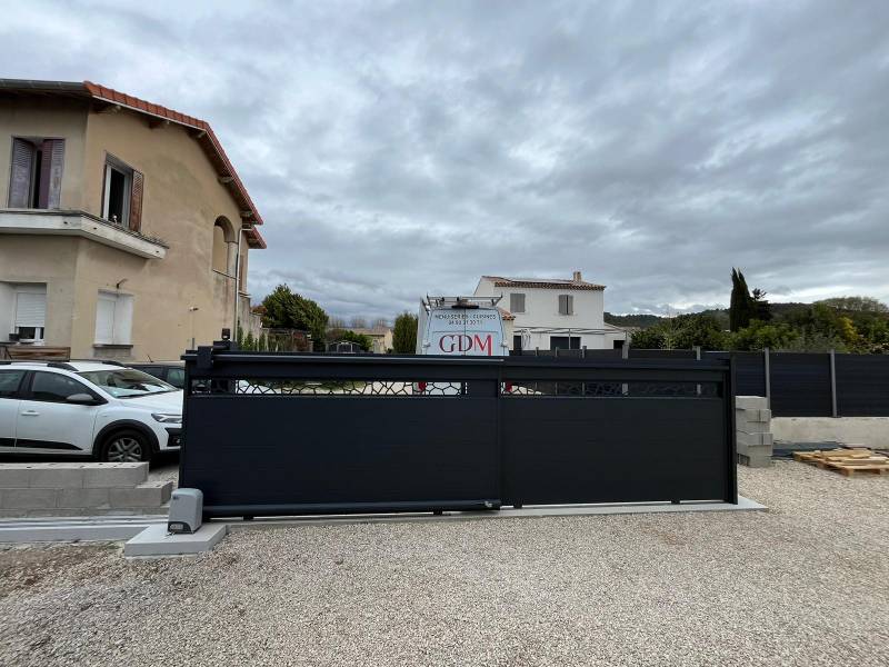 Portail télescopique de 6 m motorisé en aluminium à Vedène près d'Avignon