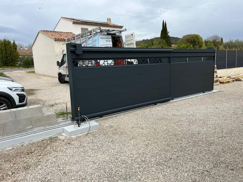 Pose d'un portail télescopique de 6 m 2 vantaux motorisé en alu anthracite dans le 84 (Villelaure)