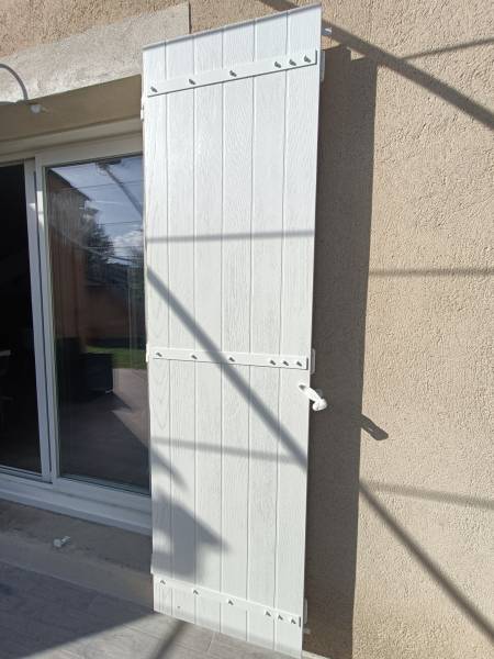 Installation de volet battant sans entretien en composite dans le Vaucluse (Vedène)