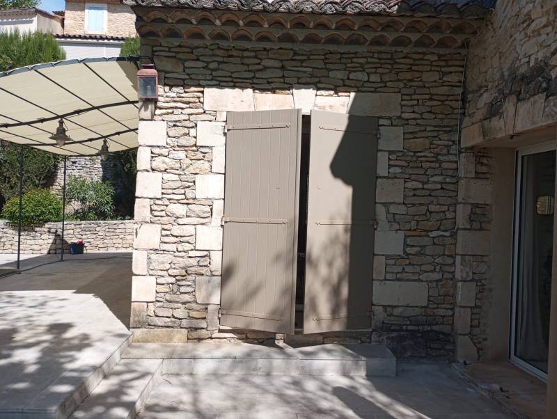 POse de volet battant en résine composite aspect veinage bois dans le 84 (Joucas)