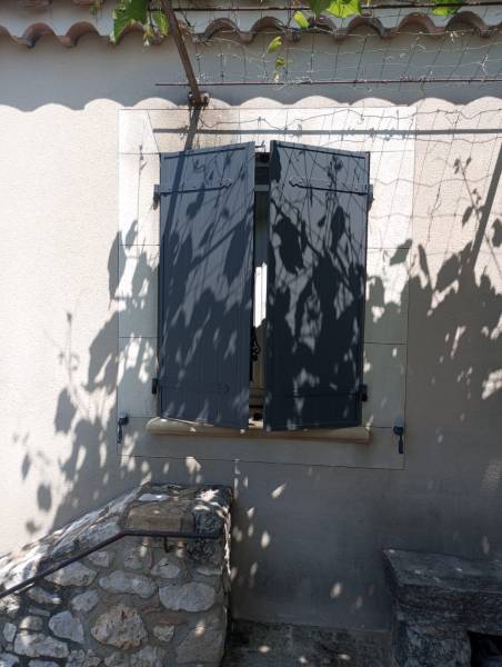 Pose de volet battant 2 vanatux en alu sans entretien et isolant dans le 84 près de Vedène (Entraigues sur la Sorgue)