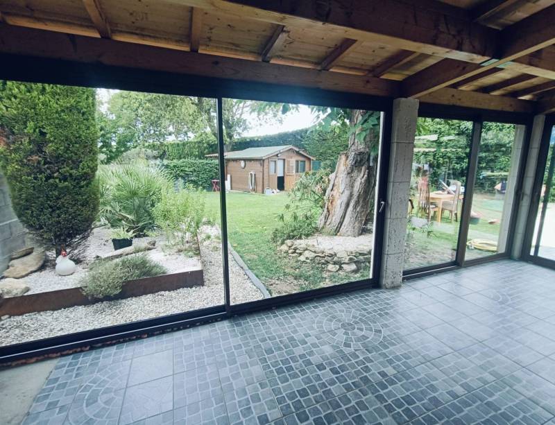 Installation de coulissant 2 vantaux sur mesure en aluminium teinte rouille dans le 84 (Le Pontet)