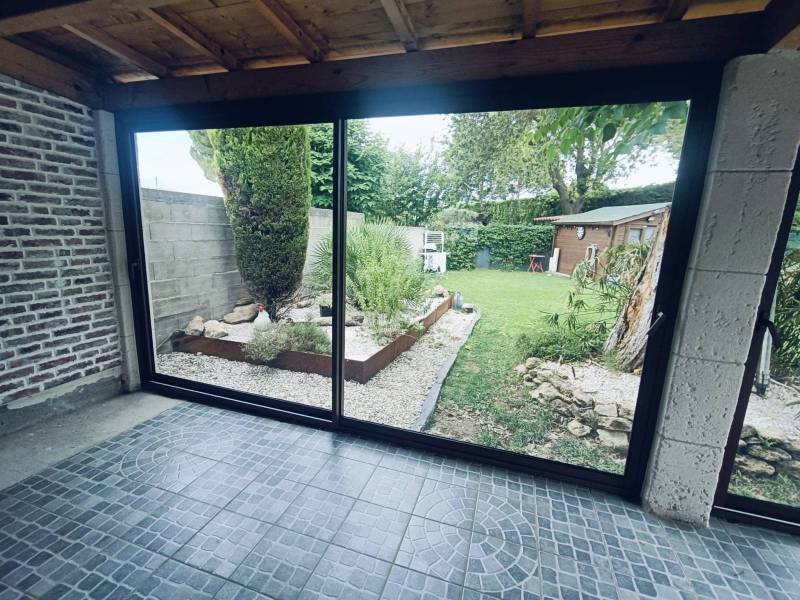 Pose de baie coulissante vitrée en alu 2 vantaux 2 rails sur mesure près d'Avignon