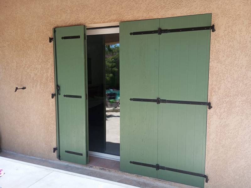 Instalmlation de volet battant en composite aspect veinage bois sans entretien dans le Vaucluse (Monteux)