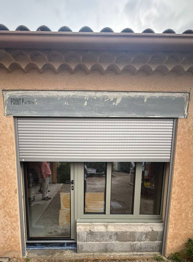 Mise en place d'une fenêtre 2 vantaux en alu bicolore, d'une porte et un fixe avec volet roulant dans le 84 (Camaret sur Aigues)
