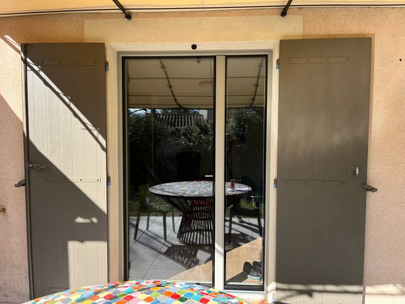 Installation de volet battant sur mesure en composite renforcé fibre de verre et isolant près de Vedène (Cabrières d'Avignon)