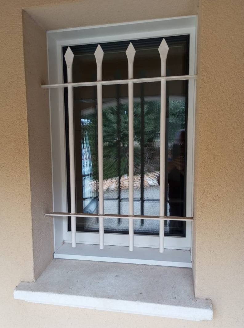 Installation de fenêtre en aluminium blanc sur mesure avec triple vitrage et store intégré près de Montélimar à La Garde Adhémar