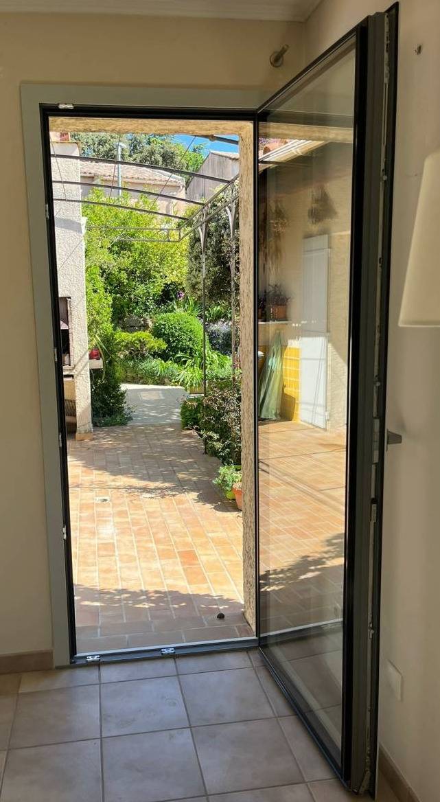Installation d'une porte-fenêtre sur mesure à 1 vantail avec tapée d'isolation près de Vedène (Villeneuve les Avignon)