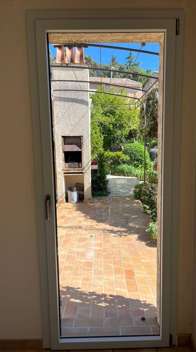 Pose d'une porte-fenêtre 1 vantail en aluminium sur mesure avec double vitrage et oscillo battant dans le Gard (Villeneuve les Avignon)