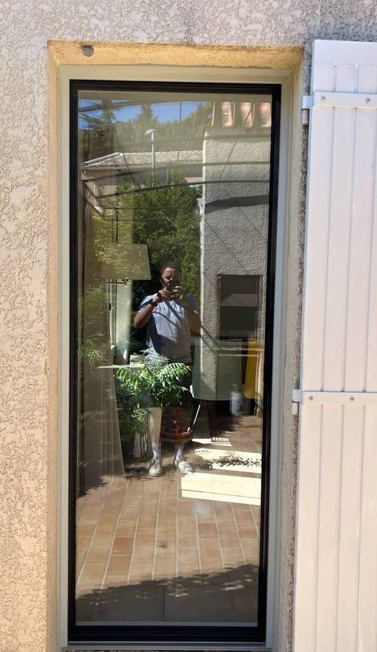 Pose d'une porte-fenêtre oscillo battante en aluminium avec double vitrage et tapée d'isolation dans le 30 (Villeneuve les Avignon)