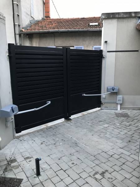 Portail persienné à 2 vantaux noir avec motorisation à bras
