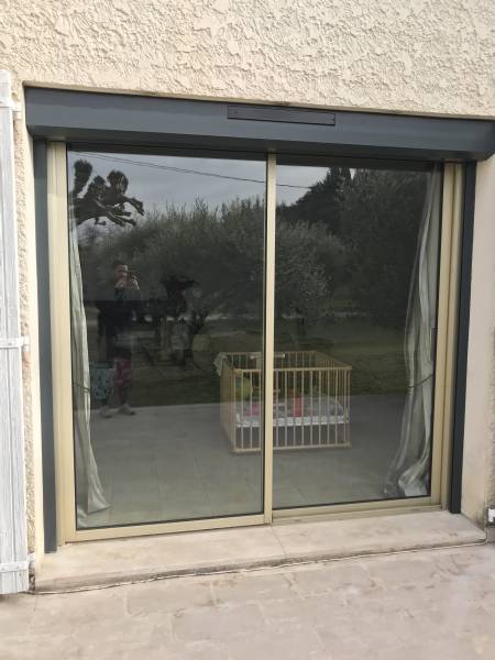 Pose de volet roulant en aluminium solaire en rénovation sans travaux à Velleron proche du thor (84)