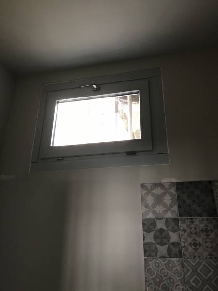 fenêtre à soufflet en bois exotique peint dans le Vaucluse (Avignon)
