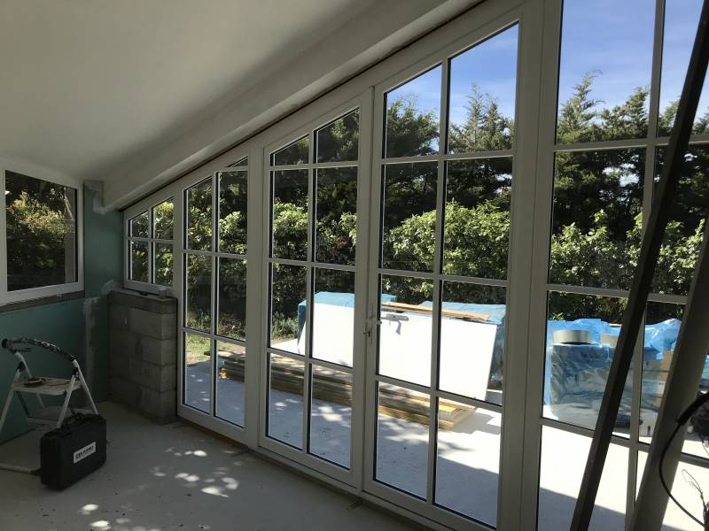Rénovation de fenêtres, portes-fenêtres en bois exotique avec petits-bois, ouverture à l'anglaise à Châteauneuf de Gadagne près de Saint Saturnin lès Avignon(84)