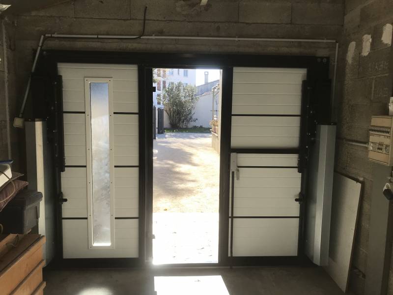 Pose d'une porte de garage avec portillon intégré en aluminium avec hublot près de Villeneuve les Avignon (Vedène) 84