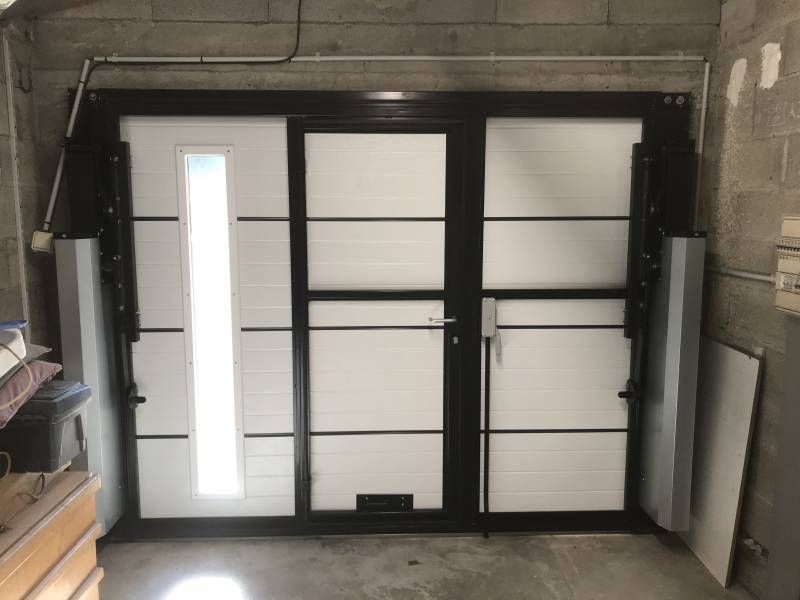 Porte de garage en aluminium avec hublot dans le 84 (Avignon- Vedène)