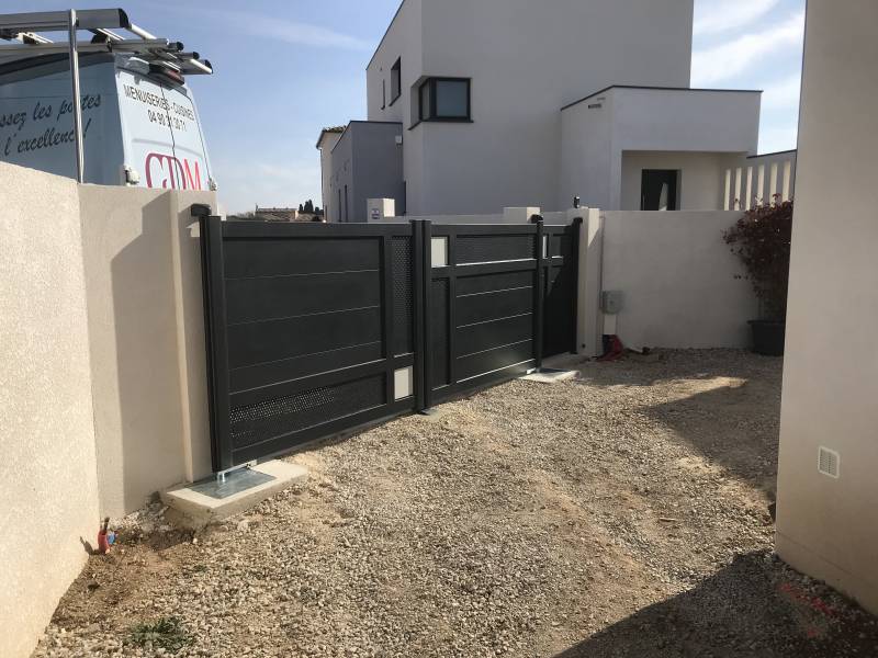 Portail d'entrée battant en aluminium avec motorisation enterrée et portillon dans le 30 (Manduel)