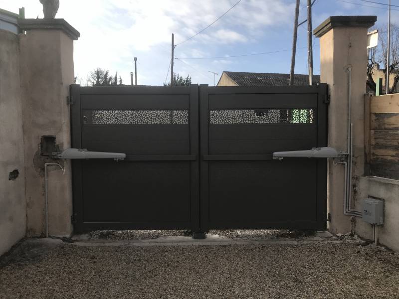 Portail à 2 battants en alu avec motorisation à vérins dans le 84 (Carpentras)