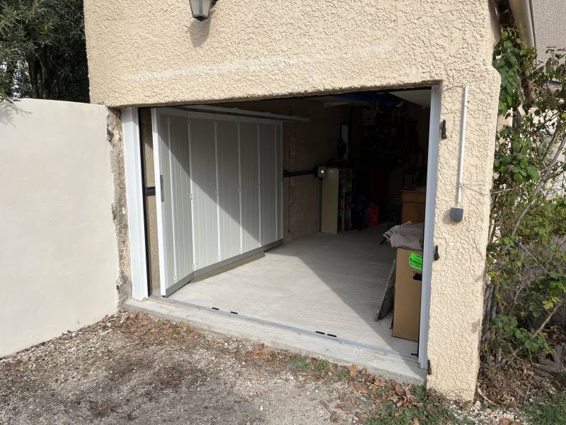 Porte de garage coulissante sectionnelle latérale motorisée en remplacement d'une porte de garage en bois proche de Vedène à Montfavet (84)