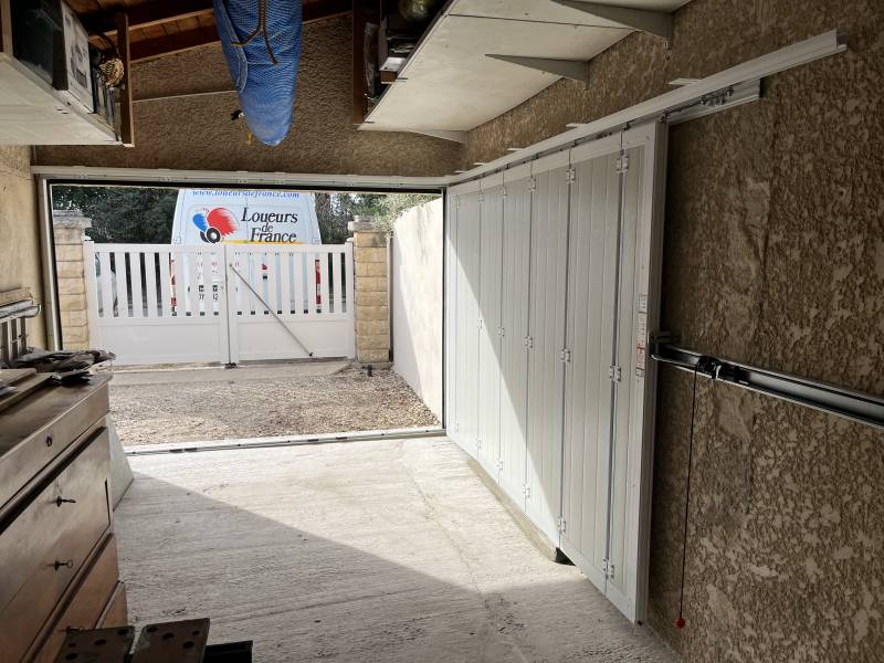 Pose de porte de garage latérale motorisée à Montfavet près de Vedène : une réalisation GDM en métal laqué blanc haut de gamme