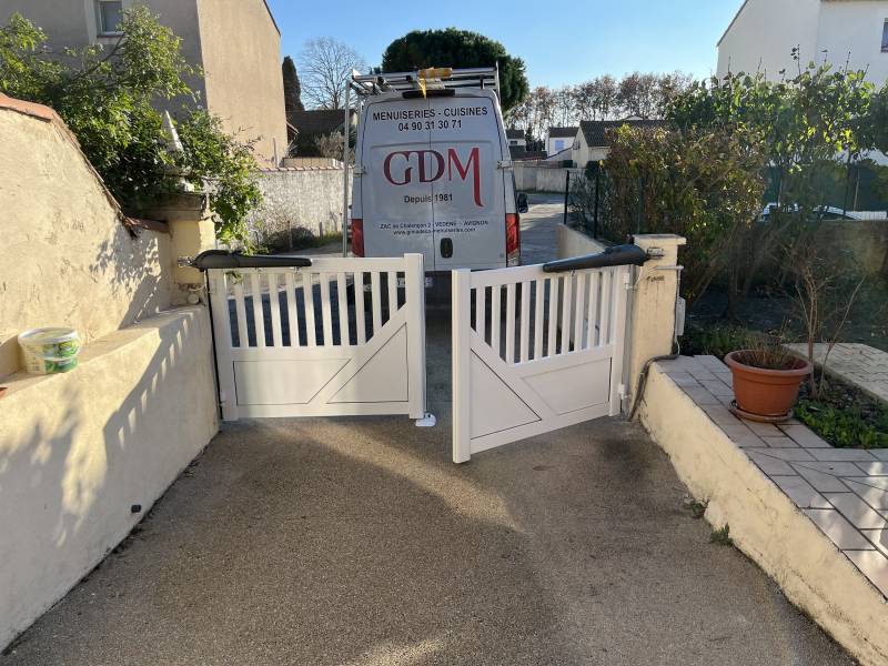 Installation d'un portail battant en alu motorisé contemporain blanc près de Fontvielle à Arles (13)