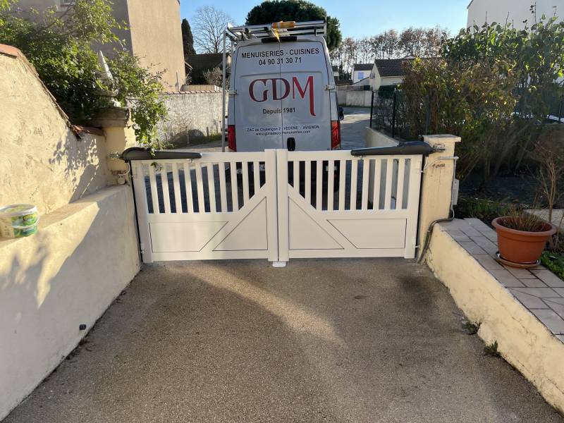 Rénovation d'un portail en alu battant ajouré dans le 13 (Arles)