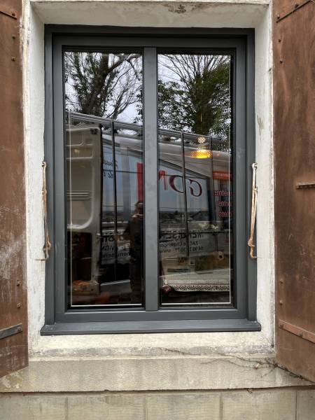 Pose de fenêtre en rénovation sur mesure à Séguret près de Vaison la Romaine en aluminium et PVC