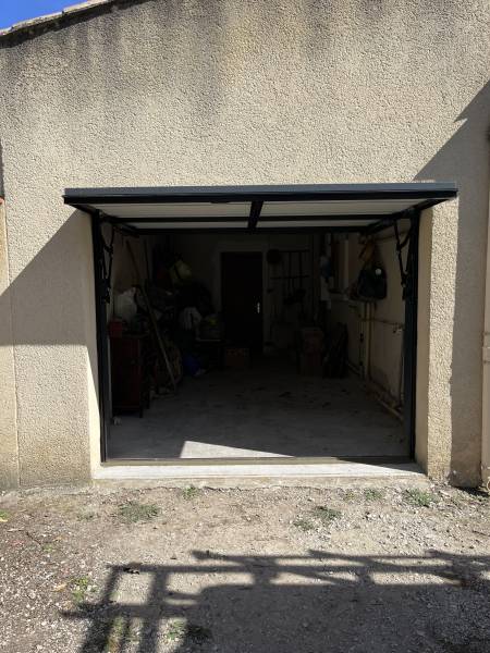 Installation d'une porte de garage basculante motorisée sans rail proche d'Entraigues (Monteux)