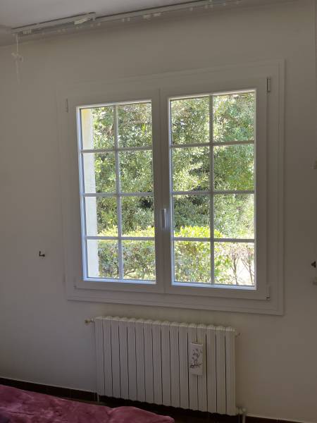 Fenêtre 2 vantaux avec petits bois incorporés dans le vitrage en pvc haute qualité à Vers pont du Gard (30)