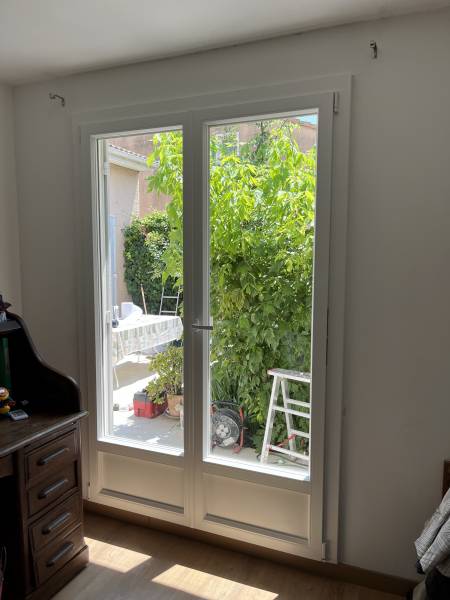 Porte-fenêtre 2 vantaux en PVC avec pose en rénovation à Avignon près de Vedène (84)